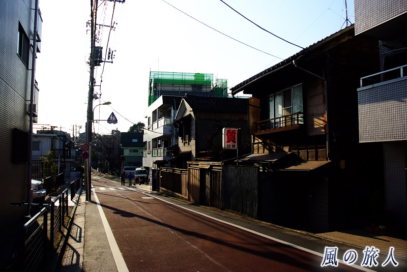 茶沢通りの日本風家屋の写真