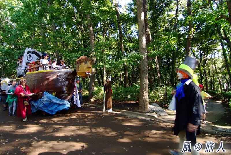 羽根木プレーパーク　雑居祭り　海賊船の山車の写真
