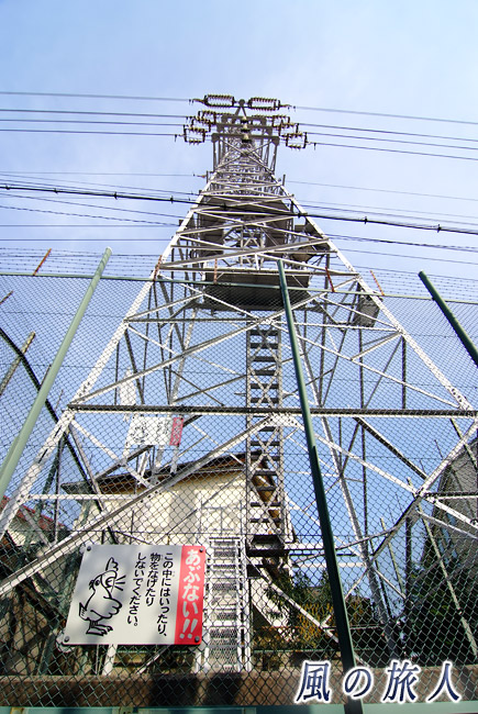 駒沢線61号鉄塔　真下から見る鉄塔の写真