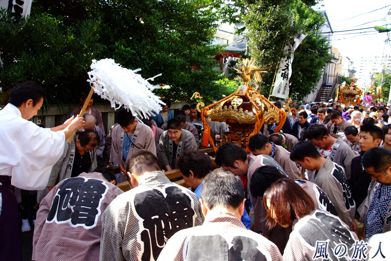 松原菅原神社の秋祭り　お祓いを受ける神輿