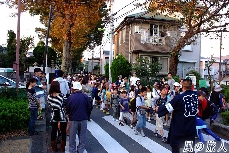 喜多見氷川神社の秋祭り　いかだ道を進む太鼓引き行列