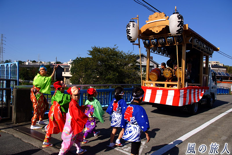 喜多見氷川神社の秋祭り　野川を渡るお囃子山車