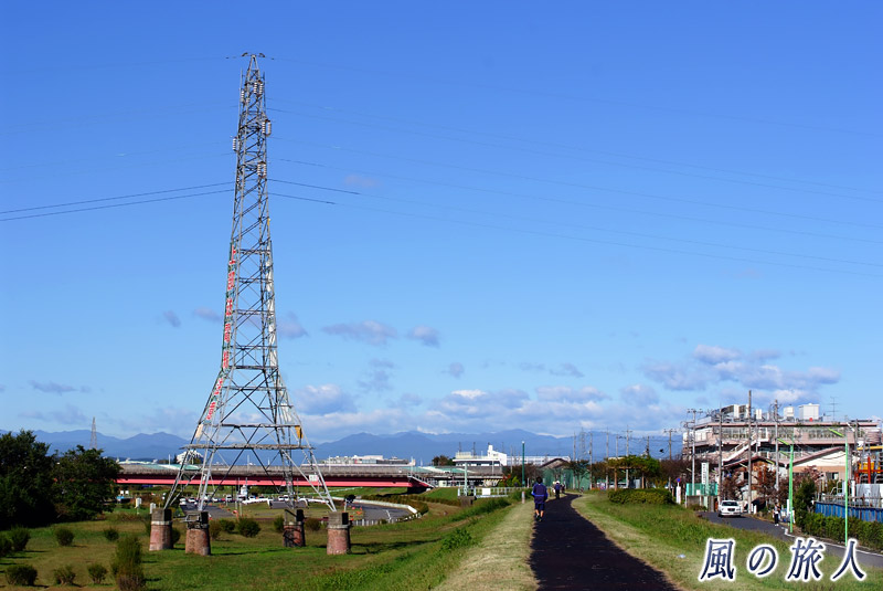 多摩川の風景　送電線の鉄塔を写した写真