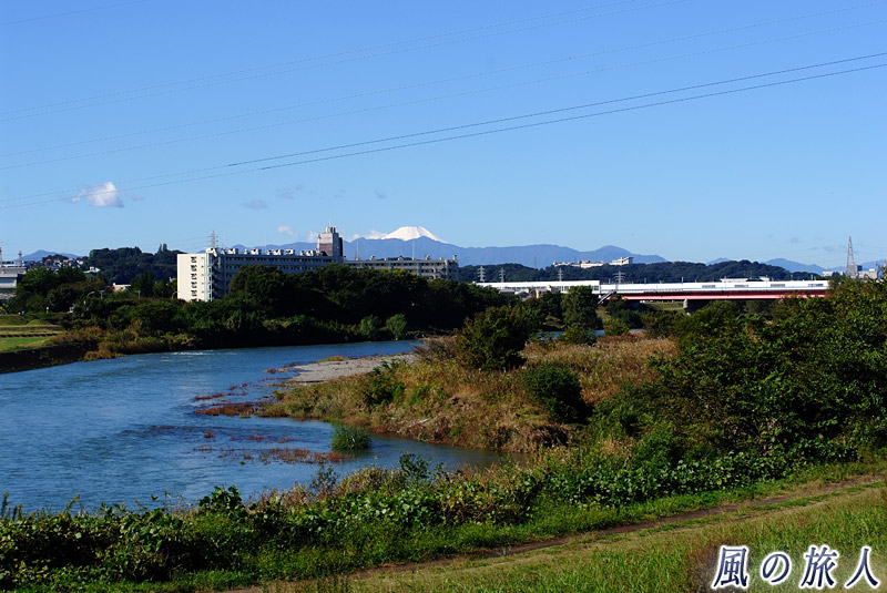宇奈根付近の多摩川の流れと富士山を写した写真