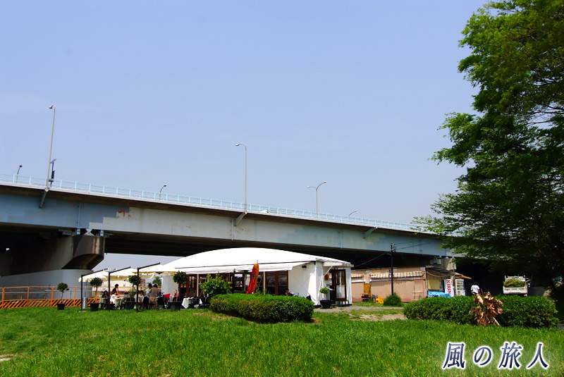 二子玉川兵庫島公園　売店と新二子橋の写真