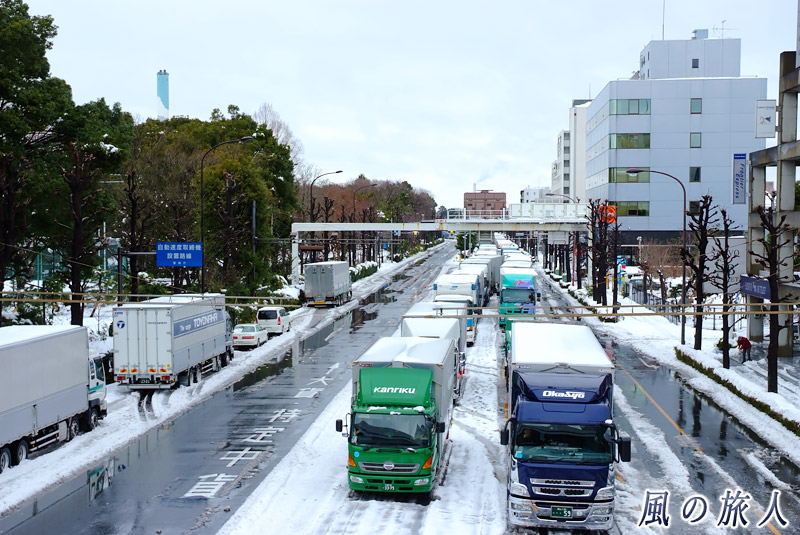 環八東京インター　トラックがすし詰め状態の環八の写真