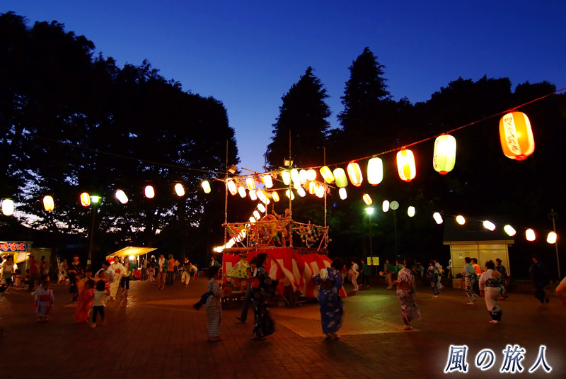 駒沢緑泉公園　盆踊りのやぐらと樹木の写真