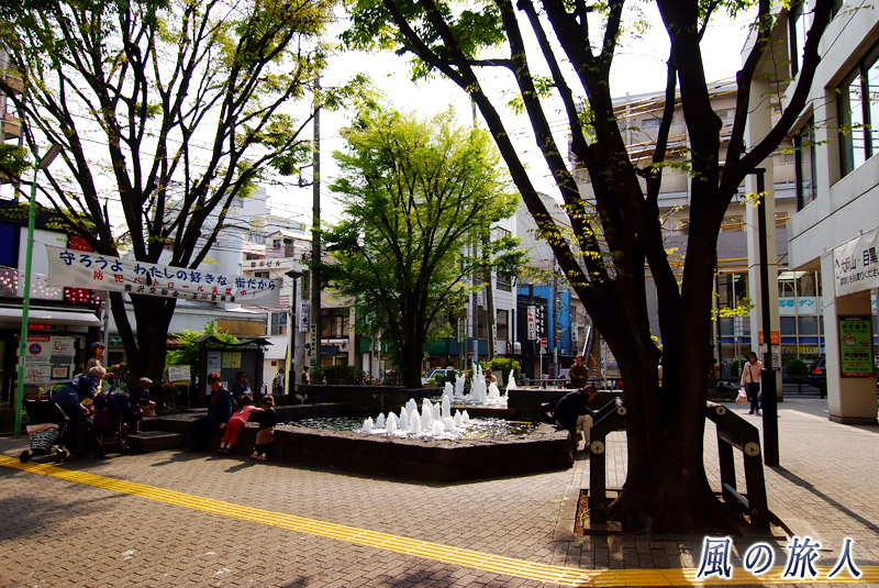 奥沢駅前の広場　ふんすい広場の様子の写真