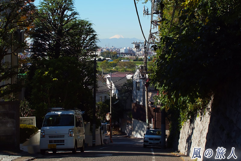 野毛六所神社前の坂と富士山の写真