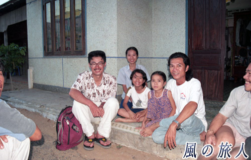 ベトナム　ムイネ　ホームステイ先の家族との写真