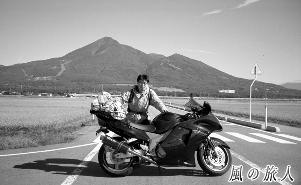 磐梯山とバイクの写真