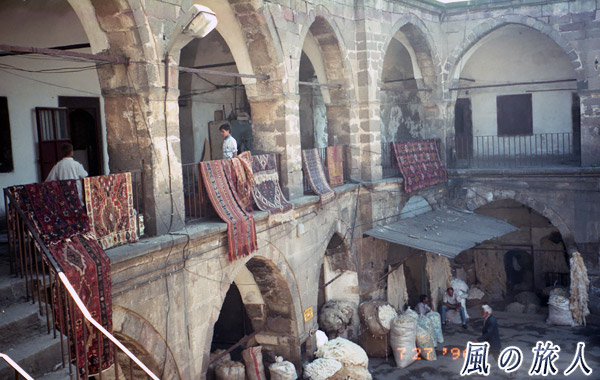 トルコの絨毯工場の様子の写真