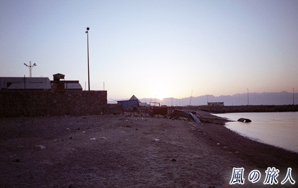 エジプト　ヌウェイバ港の朝日の写真