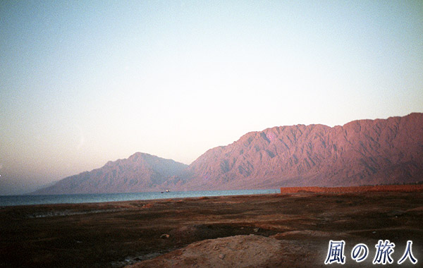 エジプト　紅海と赤い台地の写真