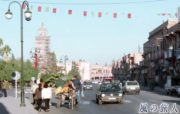 モロッコ　町を行くロバ車（ワルサザード）の写真