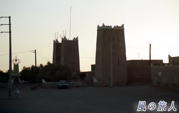 モロッコ　マハミド　カスバの背後から昇る朝日の写真