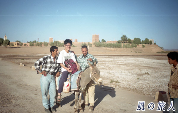 モロッコ　マハミド　ロバに乗せてもらう写真