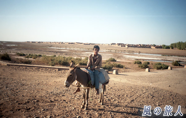 モロッコ　マハミド　ロバと少年の写真