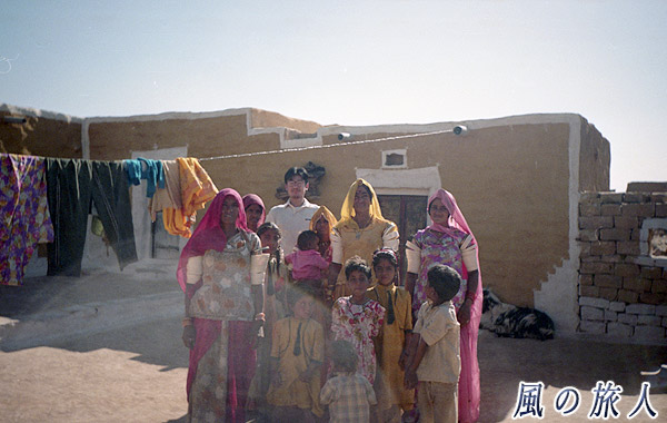 インド　ジャイサルメール　砂漠ツアー　集落の女性たちとの写真