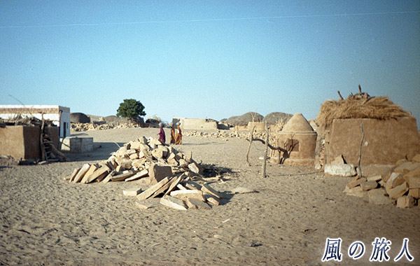インド　ジャイサルメール　砂漠ツアー　集落の写真