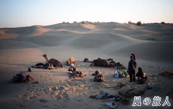 インド　ジャイサルメール　砂漠での野営の写真