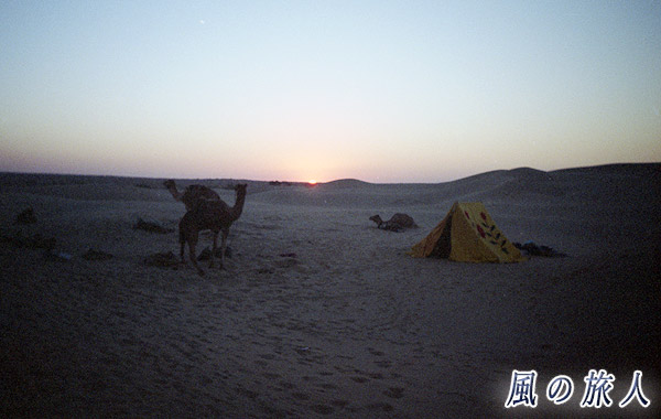 インド　ジャイサルメール　砂漠に昇る朝日の写真