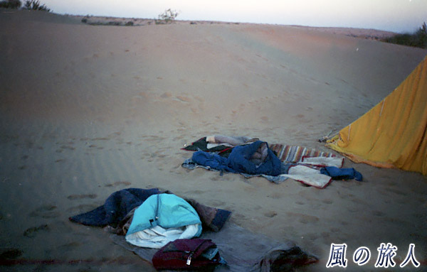 インド　ジャイサルメール　砂漠ツアー時の寝床の写真