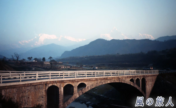 町から見るアンナプルナ山群（マチャプチャレ）の写真