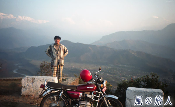 ネパール　ポカラ　サランコットの展望台でバイクとヒマラヤの山々を背景にした写真