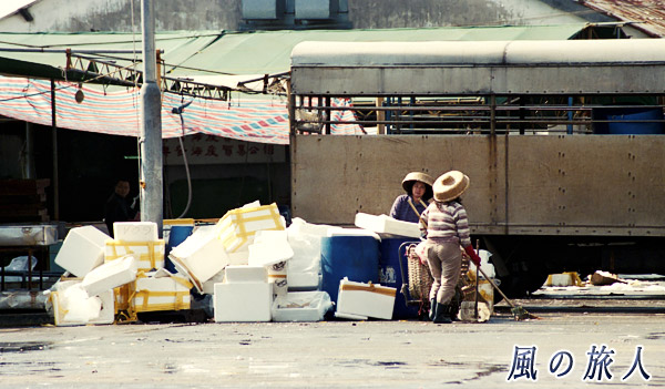 香港仔　独特な帽子を被って作業をする女性たちの写真