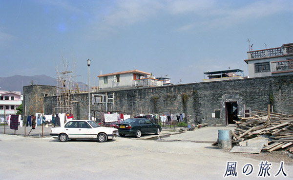 香港　錦田吉慶圍の城壁の写真