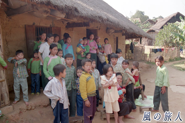 ベトナム　モン族の村で出迎えてくれた子供たちの写真