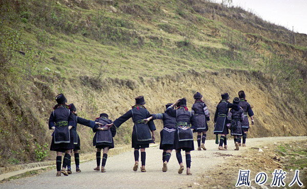 ベトナム　仲良く歩くモン族の女性たちの写真