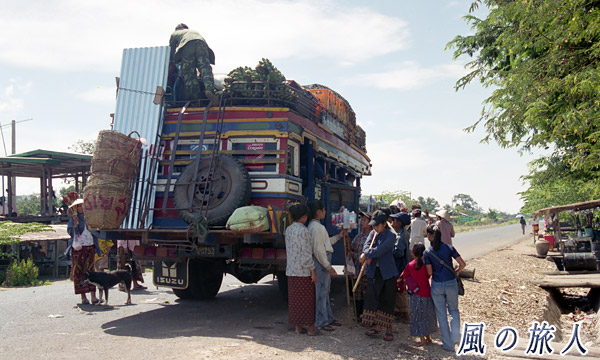 ラオス　物売りたちとワンコの写真