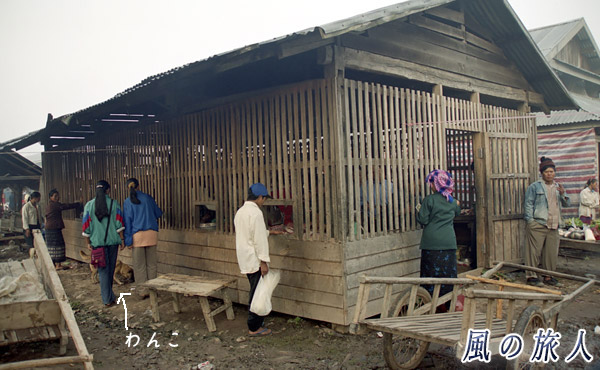 ラオス　ムアンシン市場の肉屋の写真
