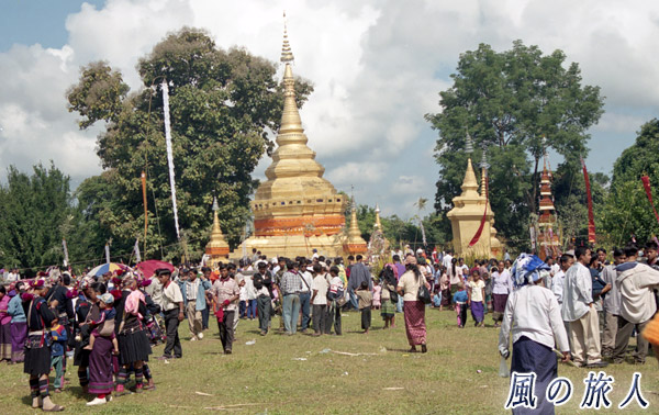 ラオス　ムアンシン　祭りの日のシェン トゥン ストゥーパの写真