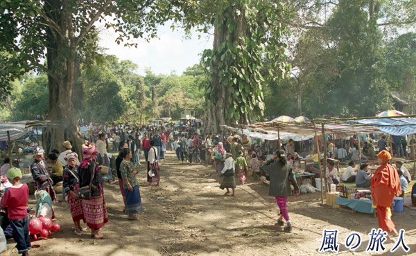ラオス　ムアンシン　フルムーン・フェスティバルの会場にての写真