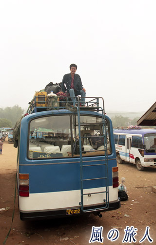 ラオス　ムアンシン　バスに自分で荷物を載せる様子の写真