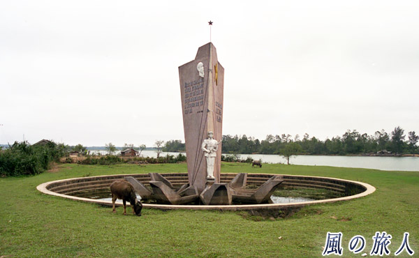ベトナム　DMZツアー　ベンハイ川とモニュメントの写真