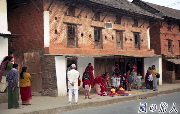 ネパール　ポカラのオールドバザール　祭りの日（シバ神と結婚するイヒ）の写真