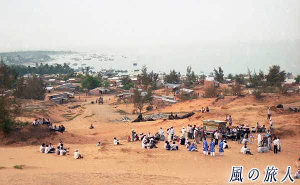 ベトナム　ムイネ砂丘　葬式行列の写真