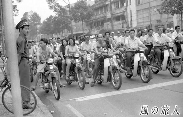 ベトナム　ホーチミン　信号待ちの様子の写真