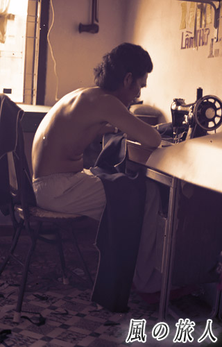 ベトナム　ホームステイ先のテイラーがミシンを使っている様子の写真