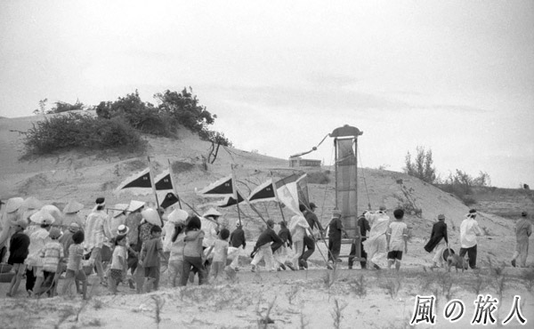 ベトナム　ムイネ　葬式行列に付いていくワンコの写真