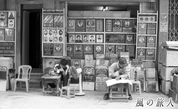 ベトナム　ハノイ旧市街の墓石屋の写真