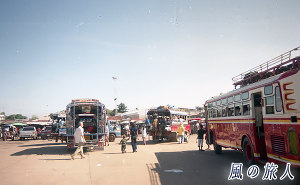 ラオスのバスターミナルの写真