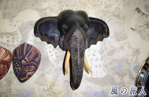 木彫りの象の壁掛けの写真