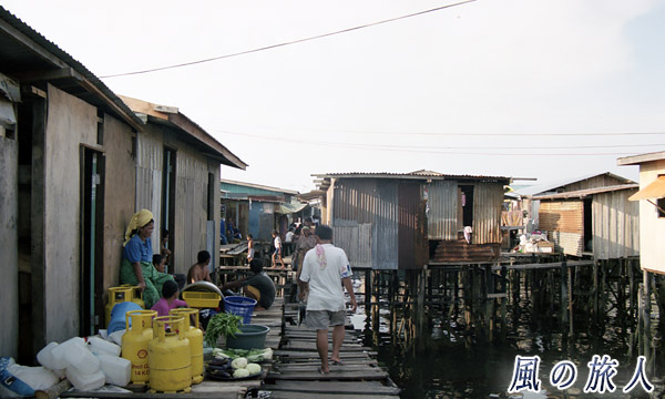 マレーシア　ボルネオ島　サバ州　ガヤ島　水上集落の様子の写真