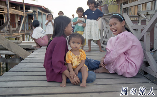 マレーシア　ボルネオ島　サバ州　ガヤ島　水上集落の人々の写真