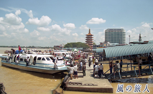 マレーシア　ボルネオ島　サラワク州　シブの船着場の写真